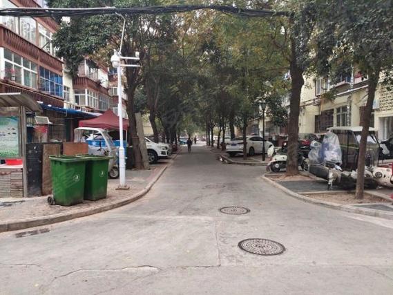 不足房子为机车工厂职工房,小区物业干净,物业费低,小区定期会粉刷